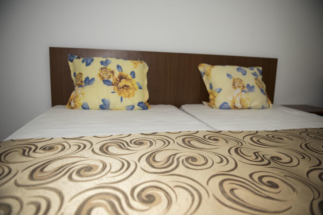 Hostel Ruxandra Focşani Extérieur photo