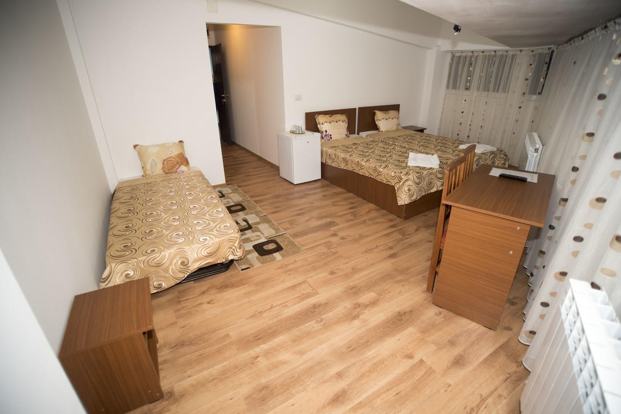 Hostel Ruxandra Focşani Extérieur photo