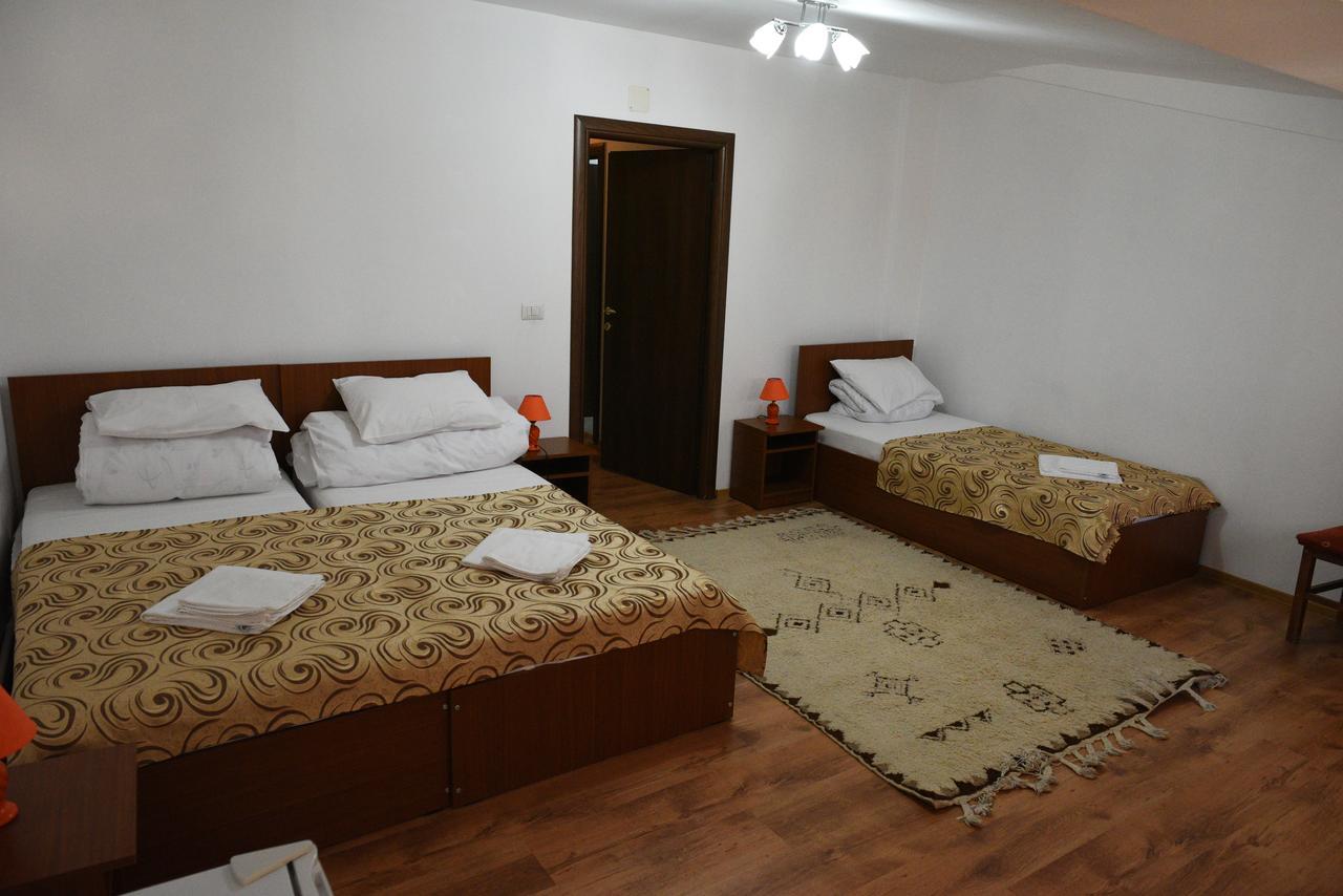 Hostel Ruxandra Focşani Extérieur photo