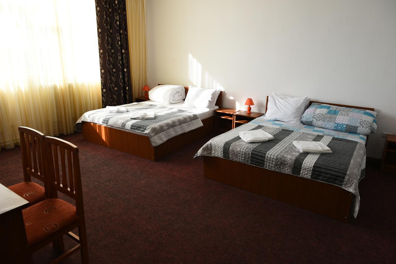 Hostel Ruxandra Focşani Extérieur photo